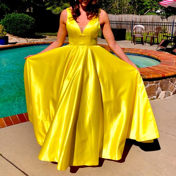 BEAUTIFUL Yellow Size 4 gown!! - Picture 3 of 5